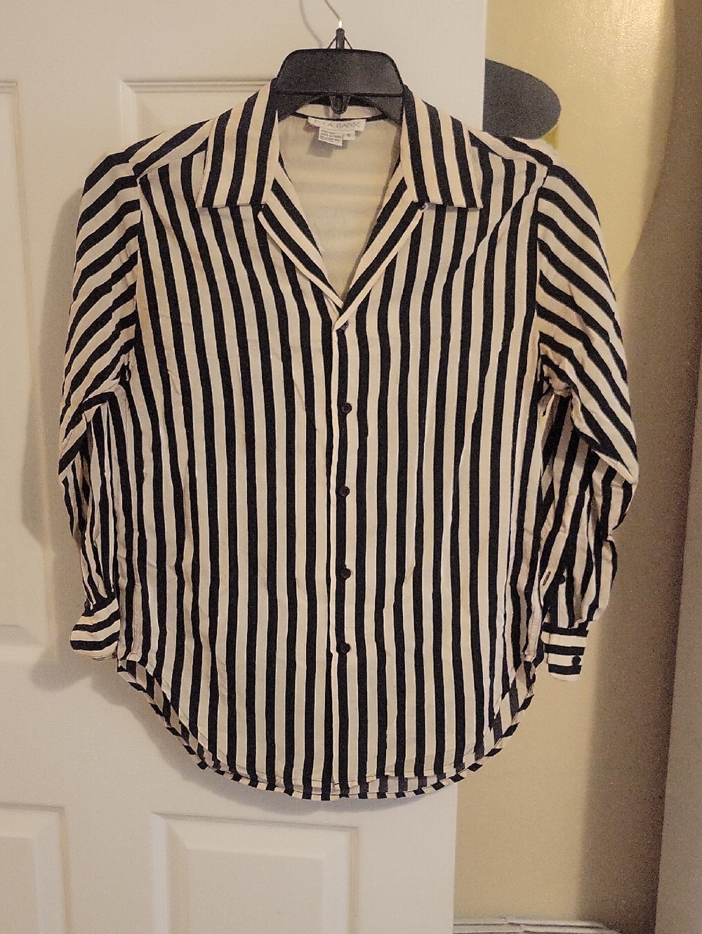 JoS A Banks Sz6 Silk Black & White Striped Button-Front Women's Shirt